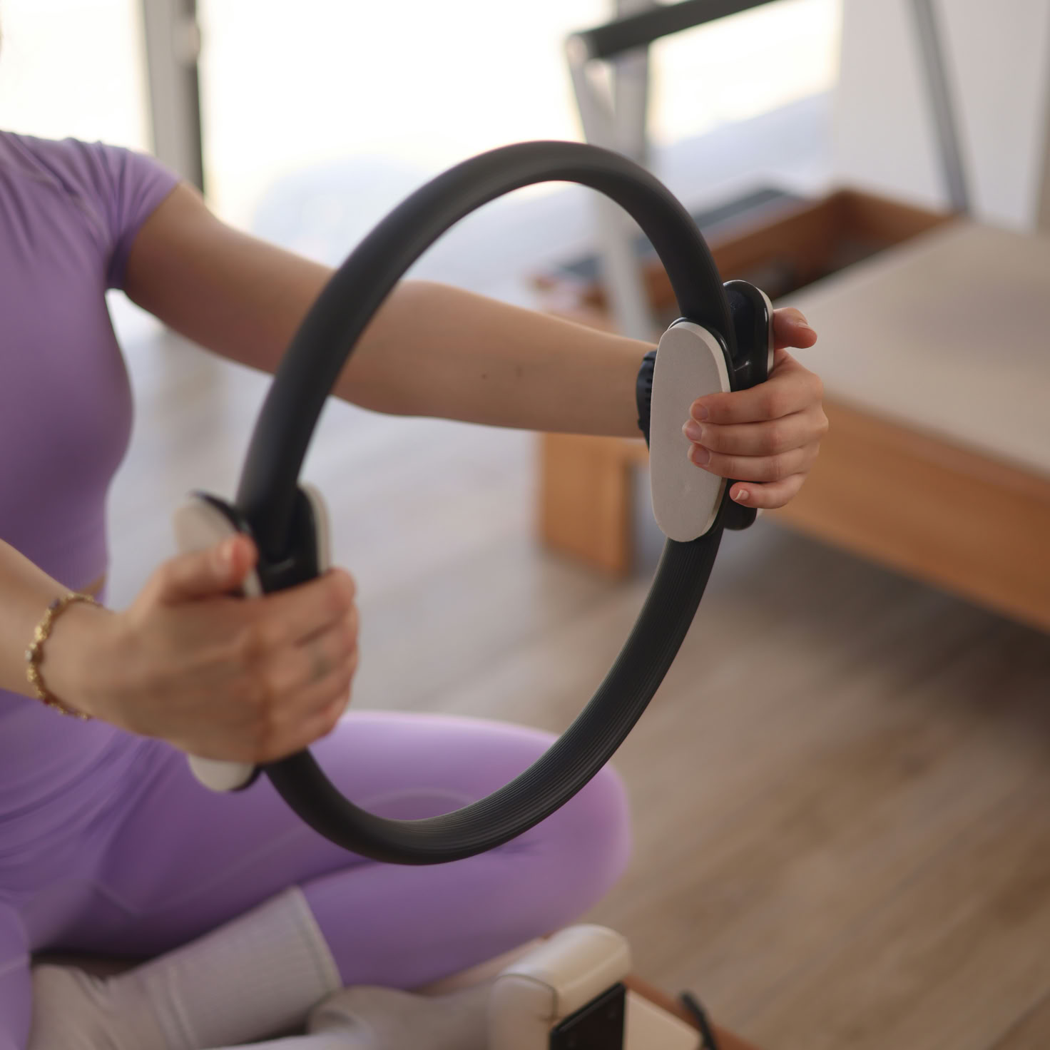 Jeune Femme avec Ballon En Forme Assis Sur Le Sol Pendant La Formation Dans Une Salle De Sport Moderne
